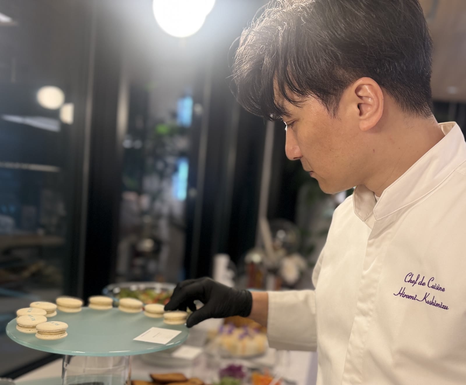 ビュッフェ台を整えるシェフ小清水